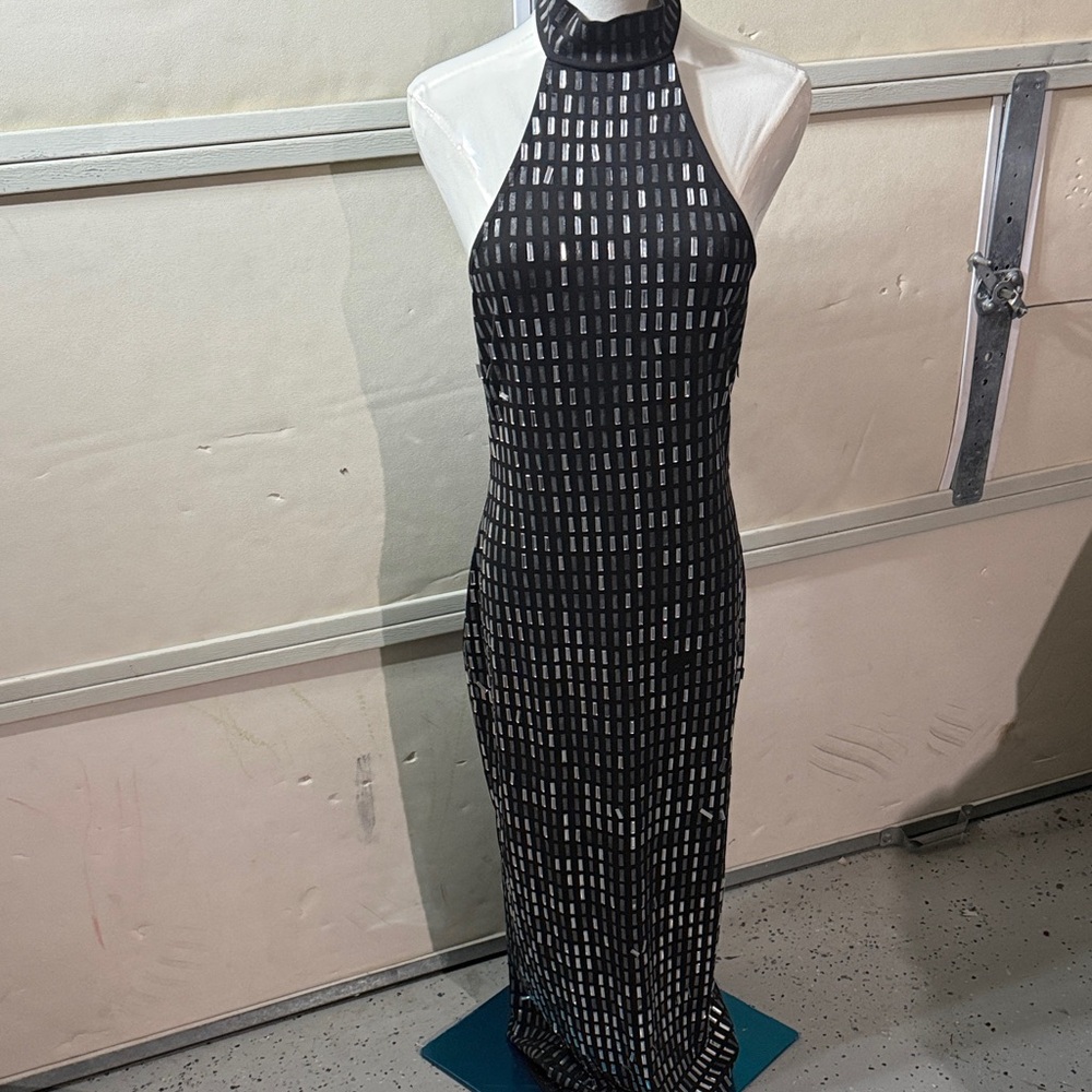 Elegant Black and White Halter Dress callouts is lots of gems fellouts